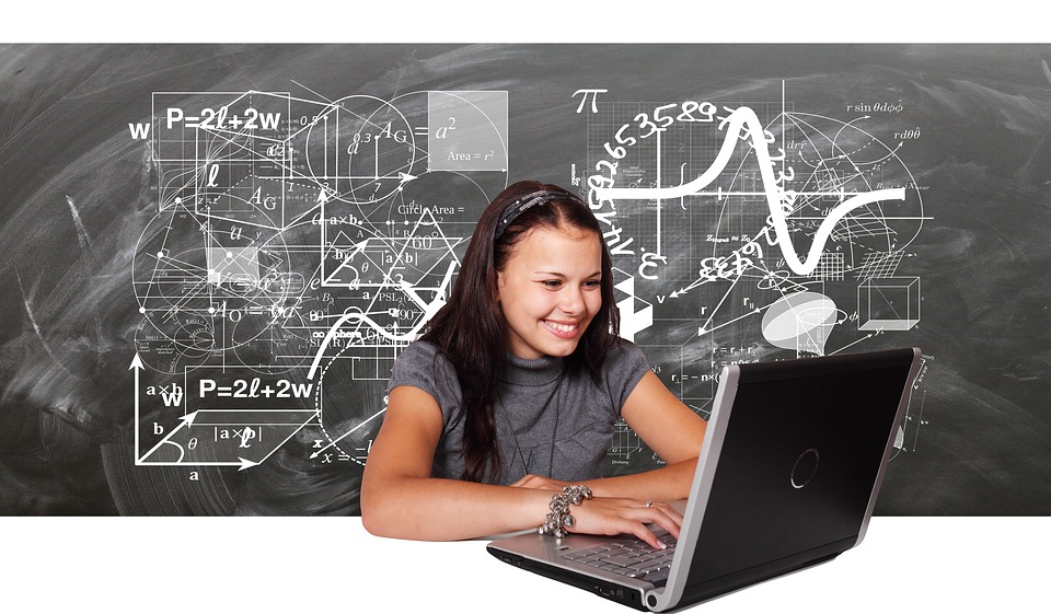 パソコンで勉強する女子学生